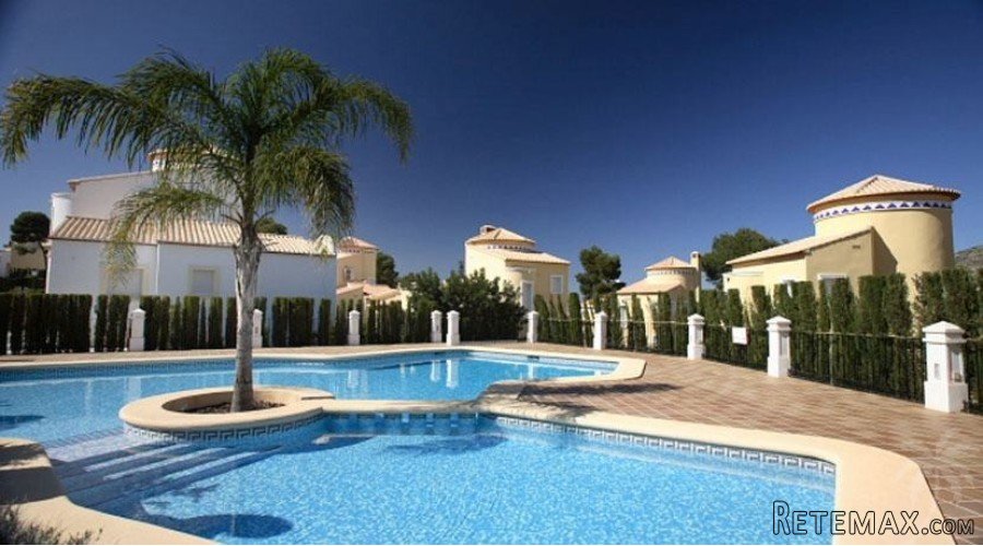 Penthouse apartment on a well-maintained development built..