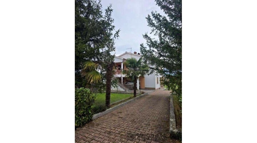 Kuća s dva stana i građevinskom okućnicom 4740m2 u okolici L - 3