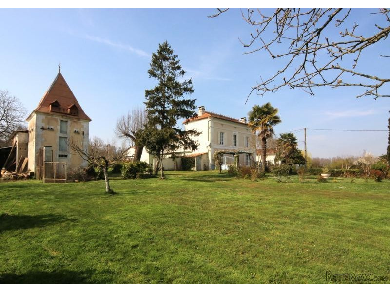 Pretty Charentaise With Gite, Barn..