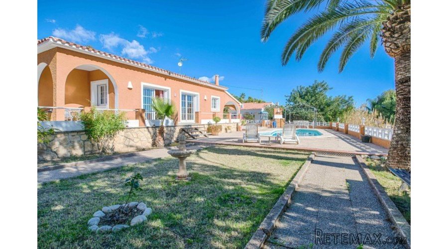 This single-storey villa with wonderful sea views was..