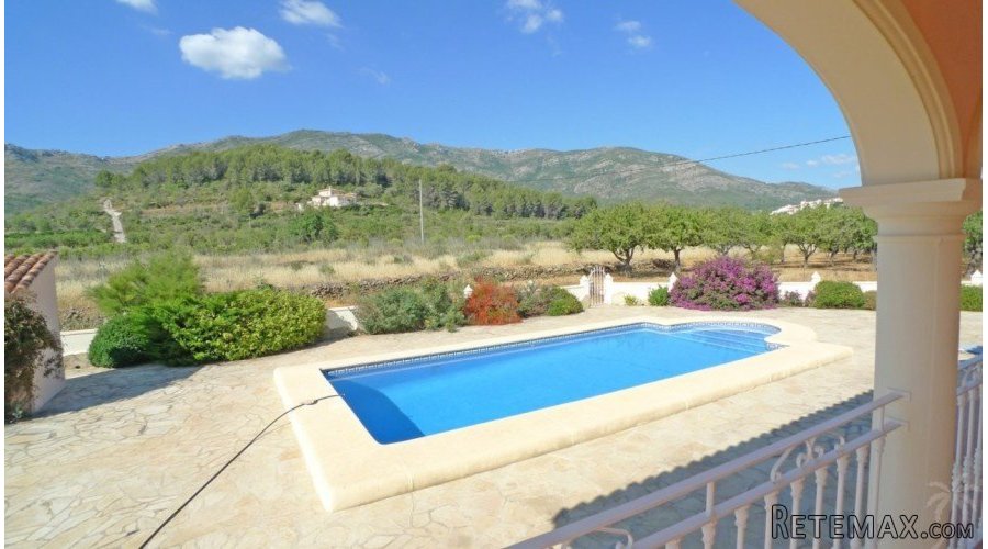 This stunning and impressive villa on one level for sale is.. - 2