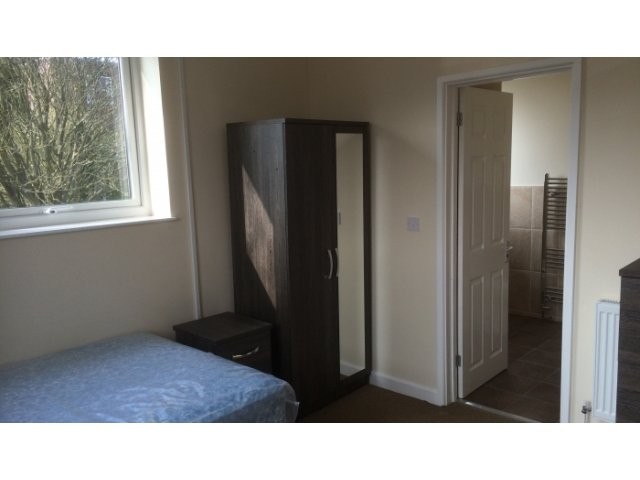 FULLY REFURBISHED DOUBLE ROOM TO LET -..