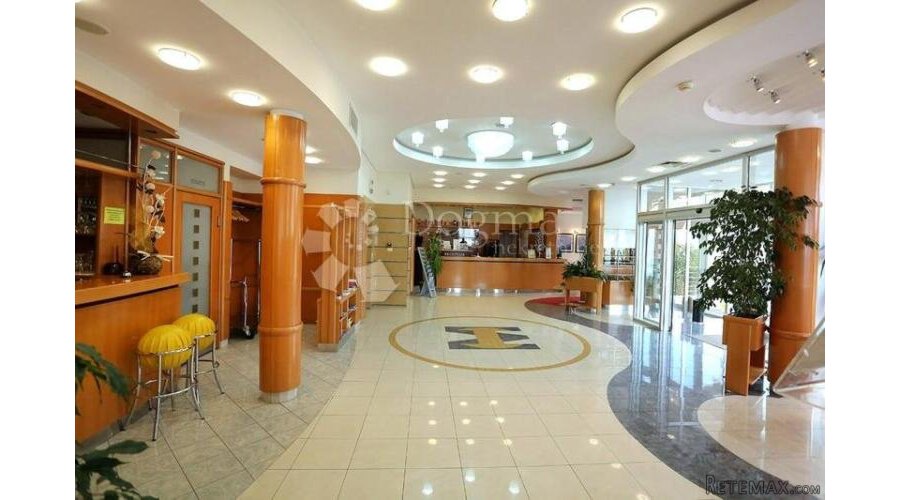 Hotel prvi red do mora