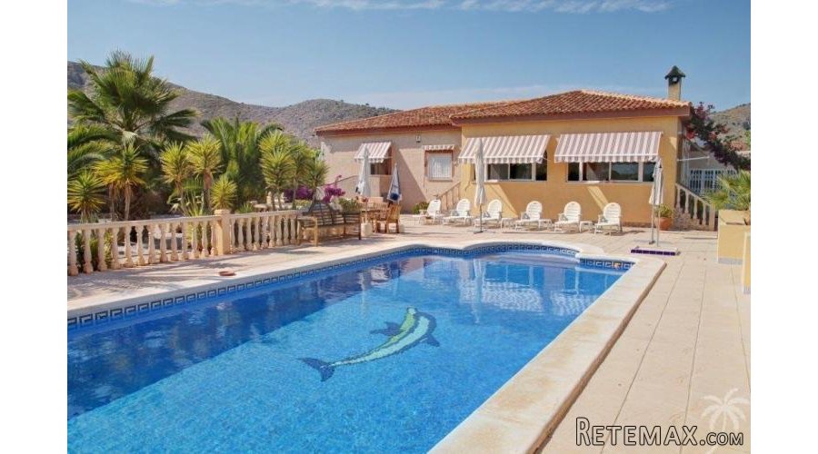 This beautifully situated finca with a separate guesthouse..
