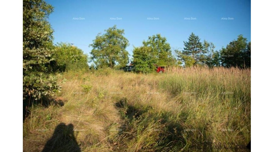 Prodaje se građevinsko zemljište, 900 m2, s projektom za v.. - 2