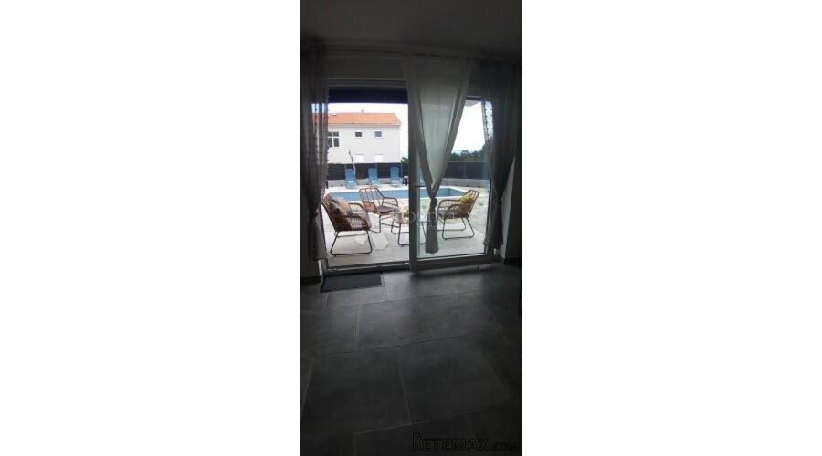 Apartman sa privatnim bazenom i dvorištem od 213m2