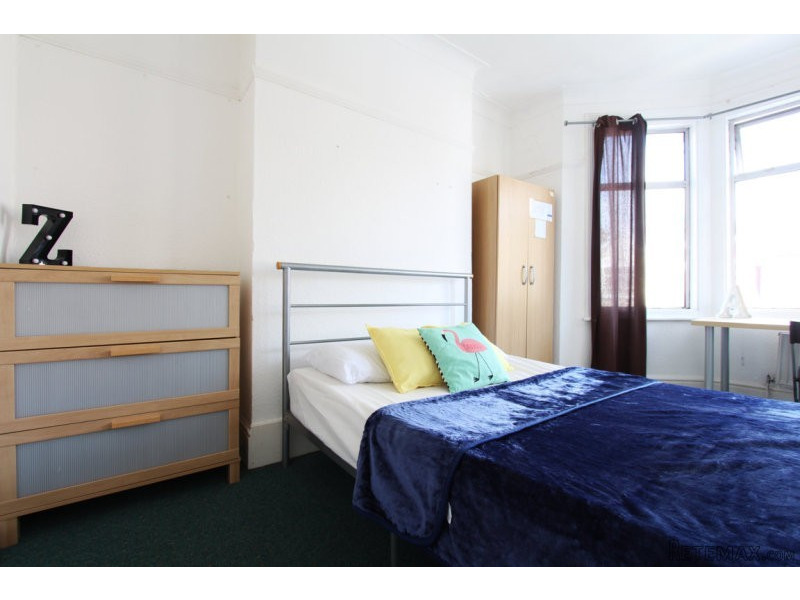 Single with double bed near Turnpike..