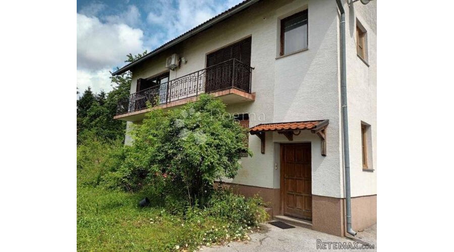 Kuća u Ogulinu sa tri etažirana stana i velikom okućnicom