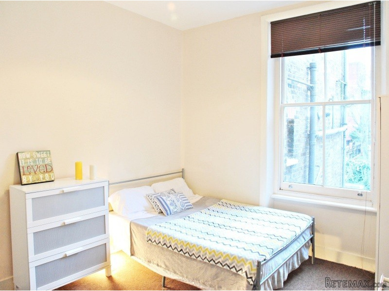 Single with double bed near Queens Park..
