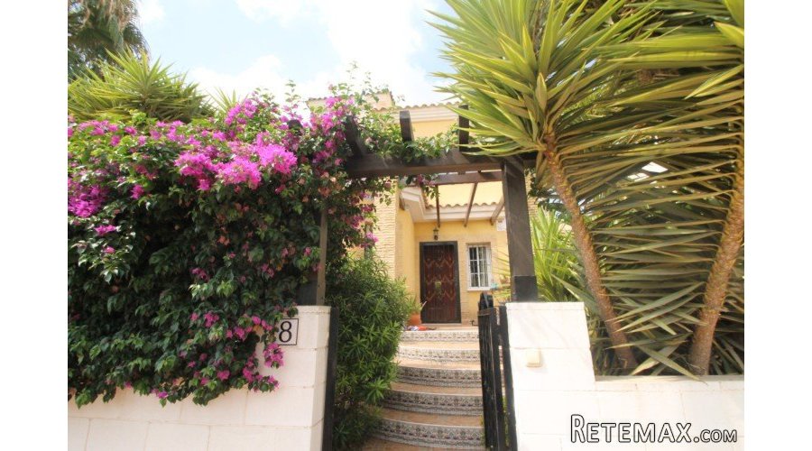 This beautiful detached villa is situated on the.. - 2