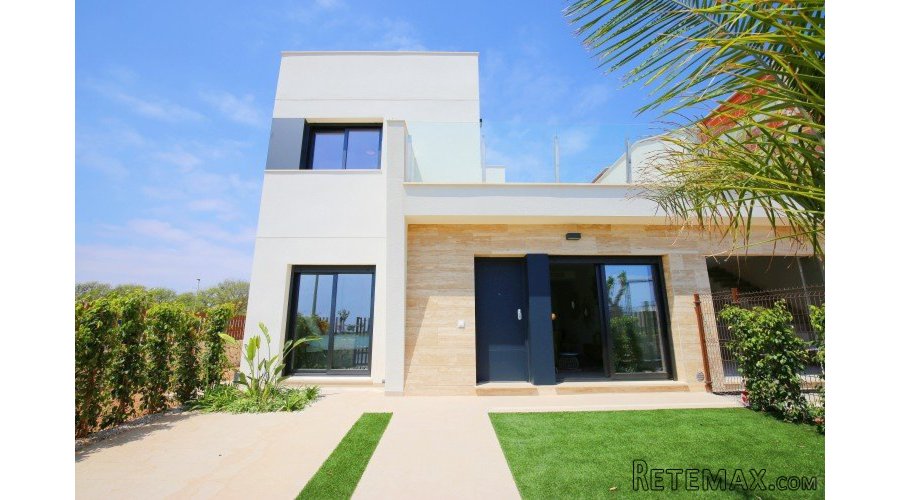 This wonderful semi-detached villa can be found in walkable..