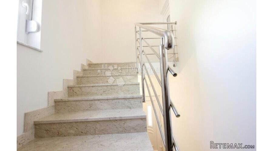 KUĆA U VODICAMA S DVA ODVOJENA STANA 256 m2 - 3