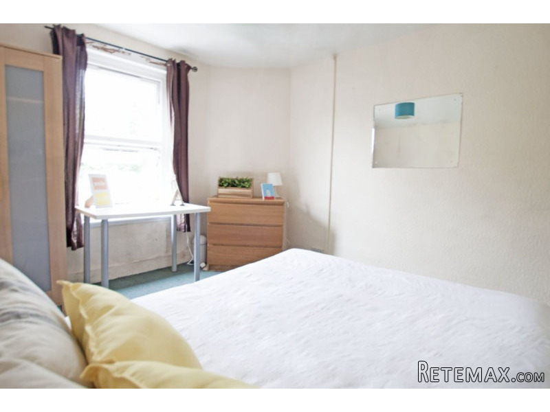 Single with double bed near Turnpike..