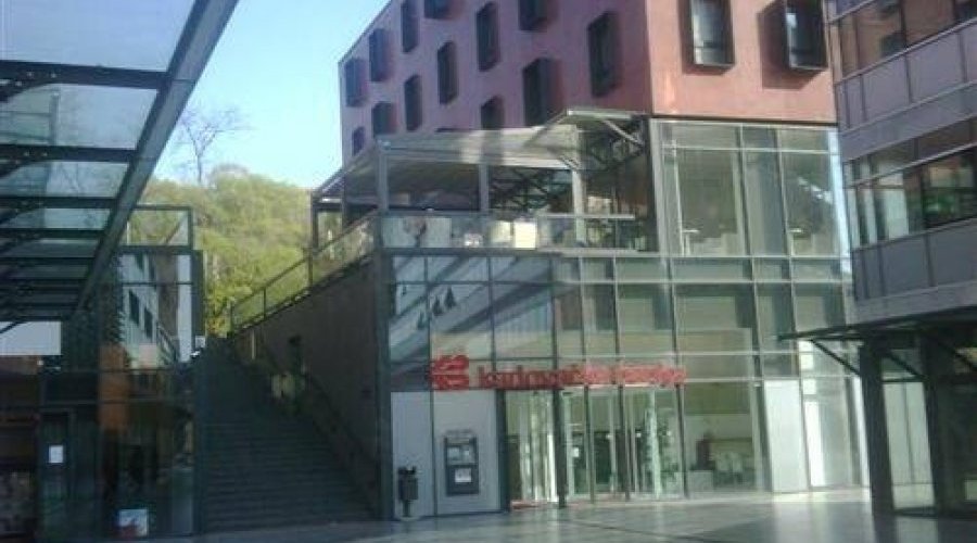 CENTAR GRADA, P.P. 52m2 U PRIZEMLJU SA IZLOGOM