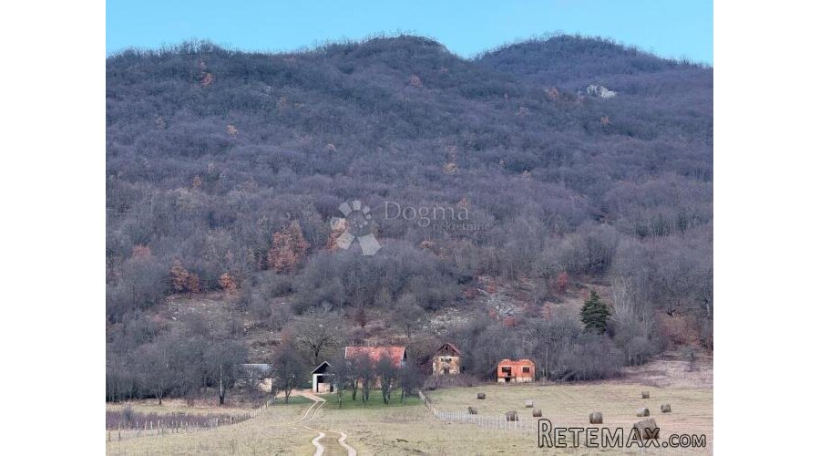 SEOSKO IMANJE NA OSAMI S PREDIVNIM POGLEDOM