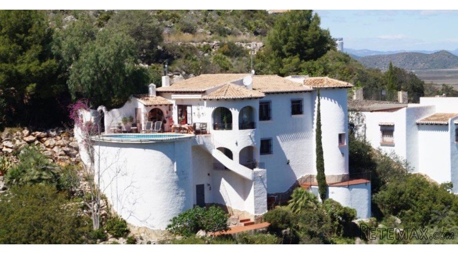 Well priced villa for sale with views to the mountain and..