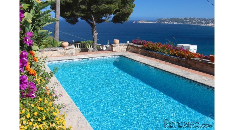 Mediterranean style villa of 300 m2, on two floors, on a..