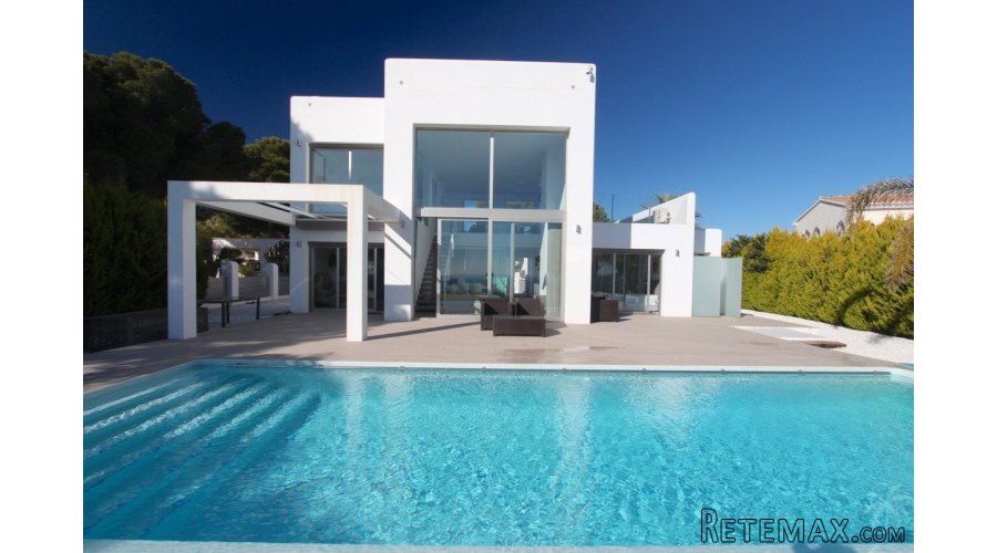 Luxurious seafront house with stunning views of the..