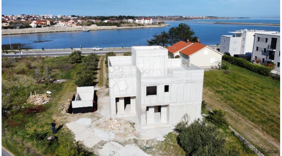 TROETAŽNI DUPLEX S PRIVATNOM KROVNOM TERASOM I BAZENOM – 50 - 3