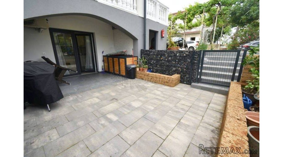 Prekrasan apartman s terasom na 200 metara od mora! Otok.. - 2