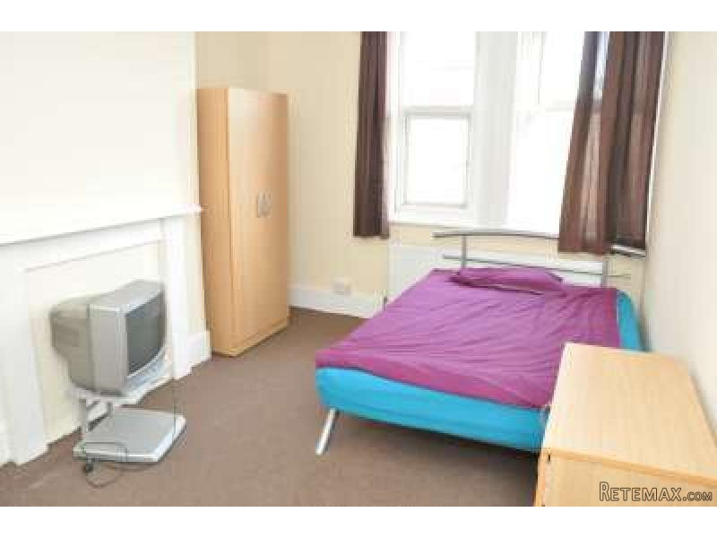 Single with double bed near Kilburn..