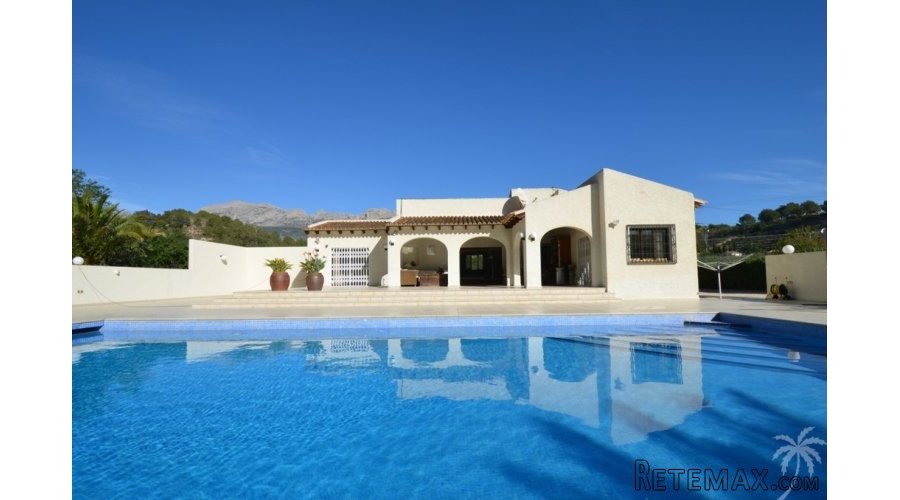 This finca is located on a spacious plot of almost 10,000m2..