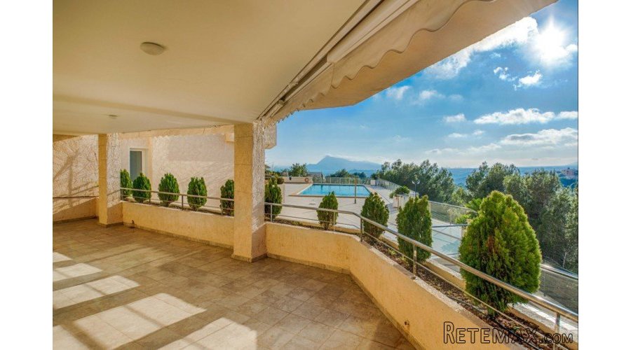 Large apartment of 165m2 located in a quiet area of Altea..