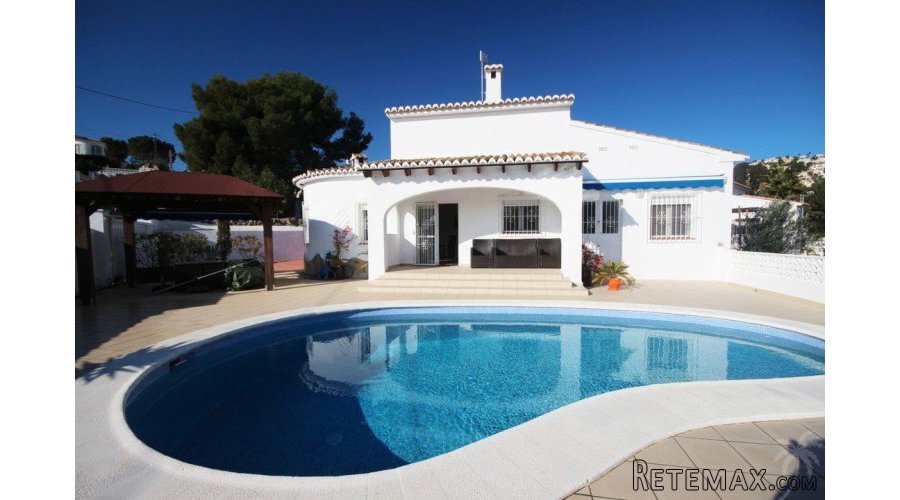 This lovely clean and well maintained villa has all the..