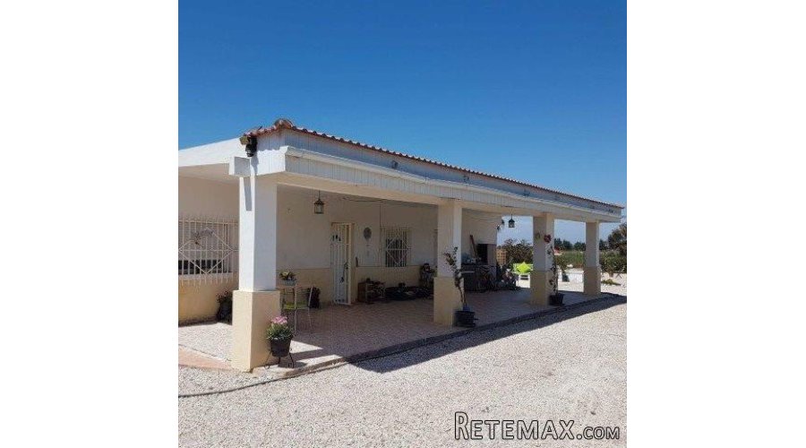 This newly renovated finca on a plot of 2000m we find in La..