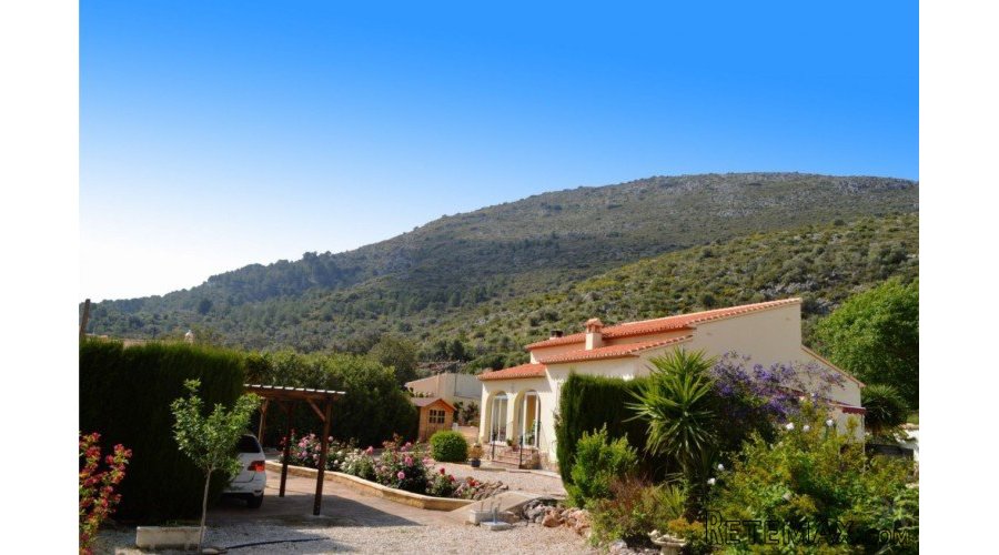 A charming detached villa located on a large flat plot..