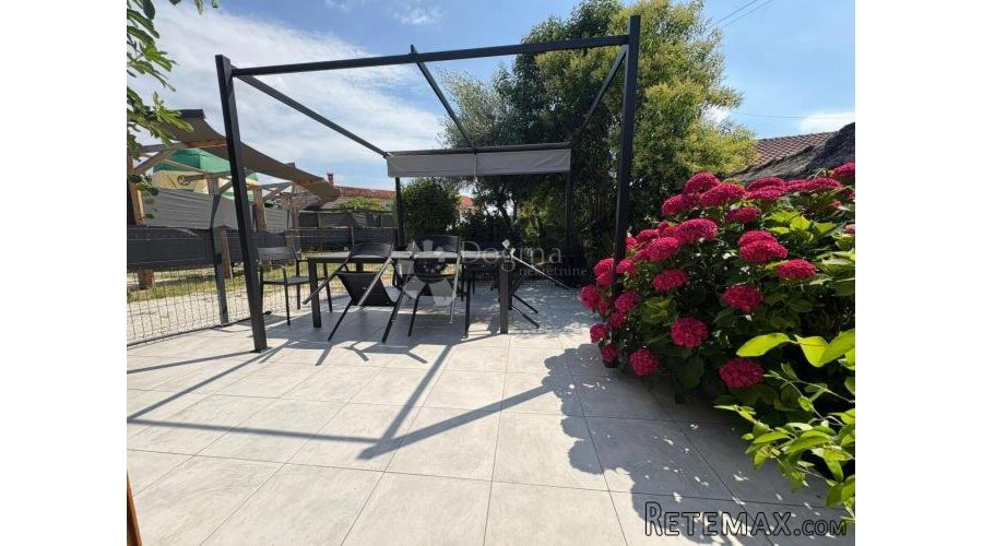 Funtana!Prilika!Uhodana apartmanska kuća na parceli sa velik - 2