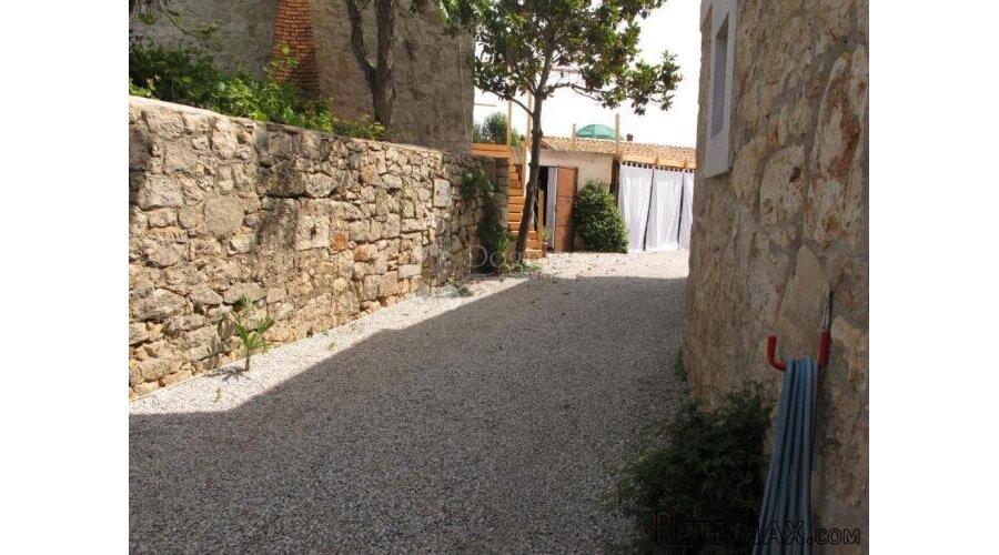 Funtana!Prilika!Uhodana apartmanska kuća na parceli sa velik - 3