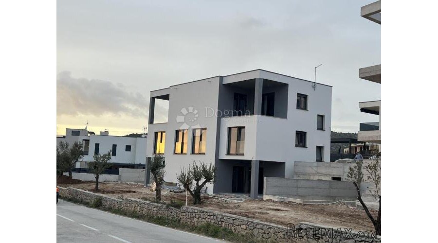 Vodice - luksuzna dvojna kuća sa bazenom i pogledom S2 - 3