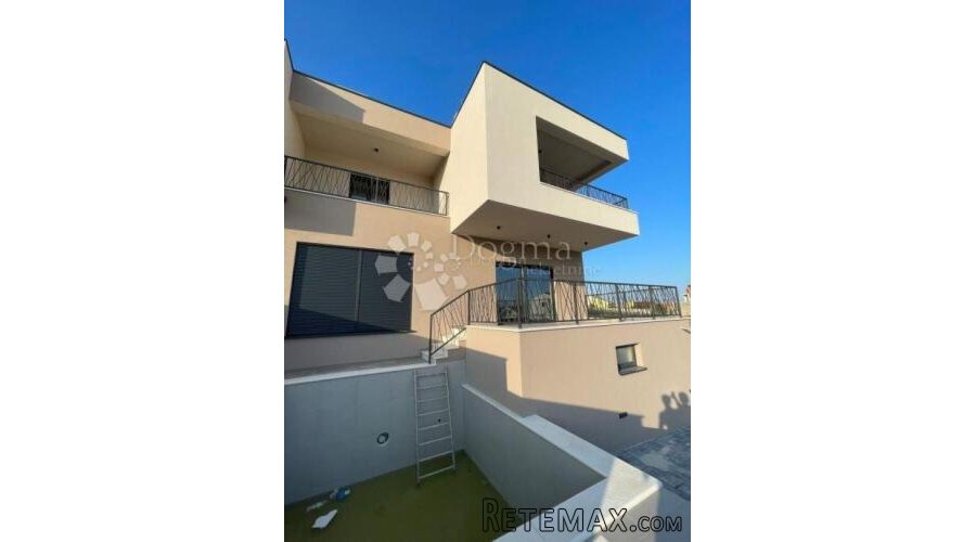 VODICE DUPLEX KUĆA NA ATRAKTIVNOJ LOKACIJI SA PREKRASNIM POG - 3