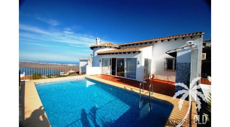 This detached villa in Monte Pego was built in 2000 on 2..