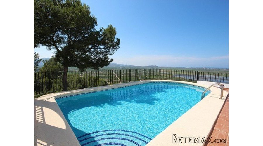 This charming and very bright villa is in excellent.. - 2