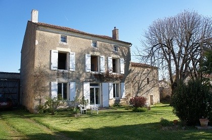 Maison Charentaise avec beau parc..