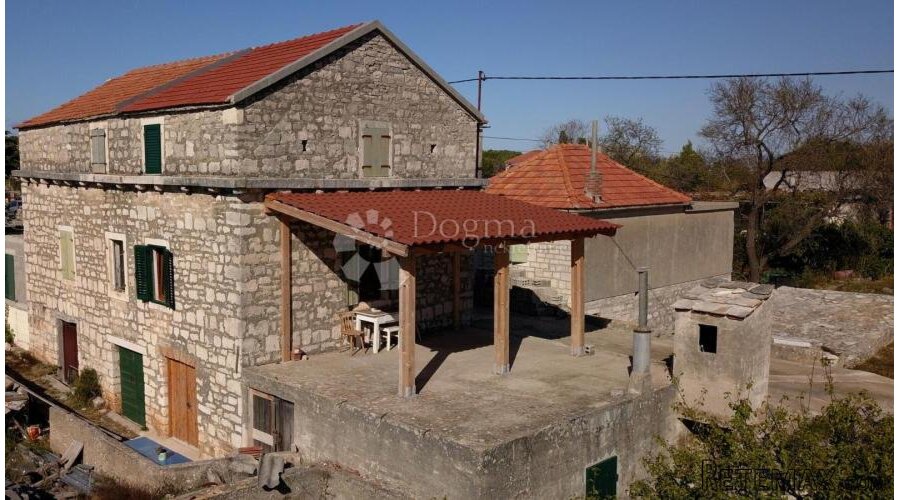 Renovirana kamena kuća u nizu s velikom terasom - Grohote,Šo