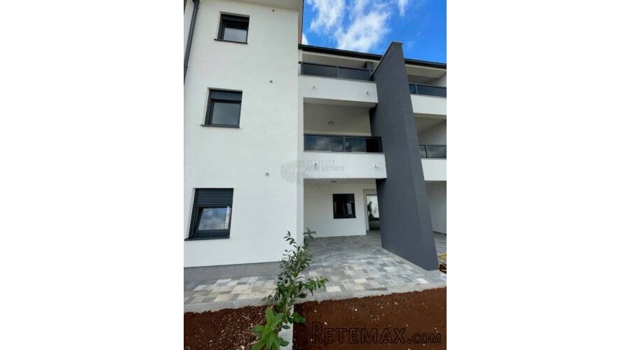 Prekrasan apartman u novogradnji s vrtom! - 2
