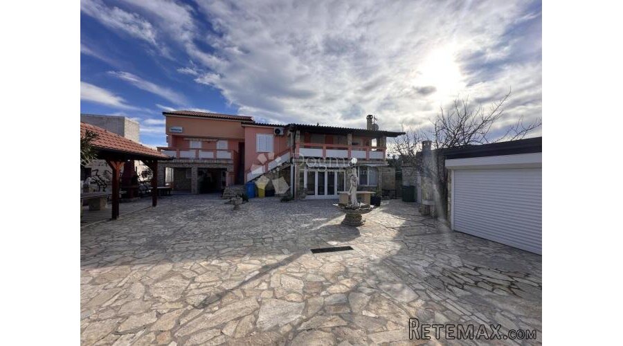 VIR PRODAJE SE KUĆA SA 8 APARTMANA UHODANA U POSAO SA TURIZM - 2