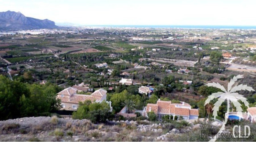 Well located building plot with a surface of 1,350 m2..