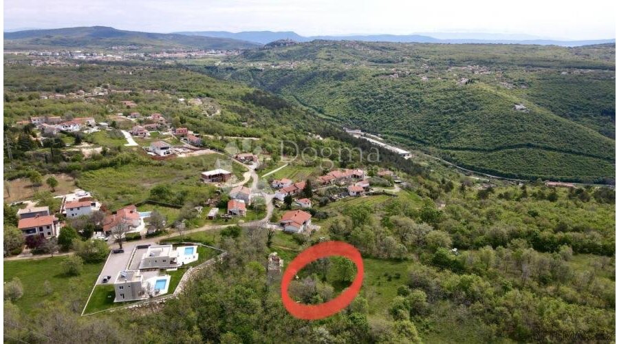 Gađevinsko zemljište okruženo prirodom, struja i voda na par