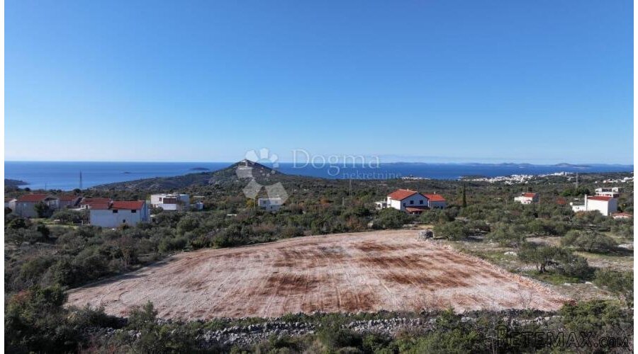 Građevinsko zemljište od 1285m2 u zaleđu Primoštena