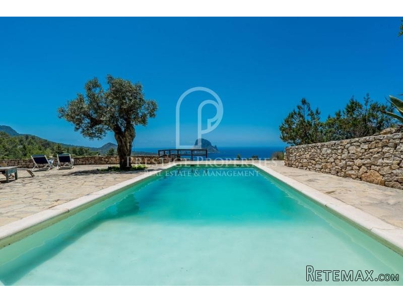 Spectacular estate with various..