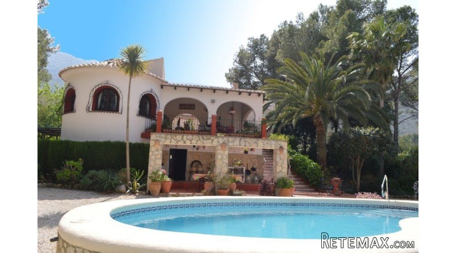 Charming country residence, with separate guest house, on a..