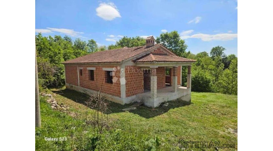Samostojeća kuća u mirnom selu, okružena prostranom okućnico