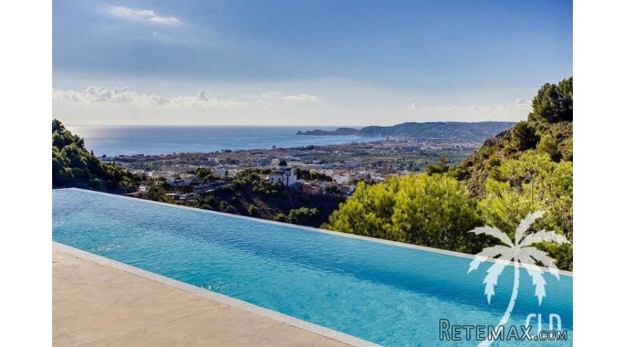 Modern Design Villa with South orientated panoramic views..