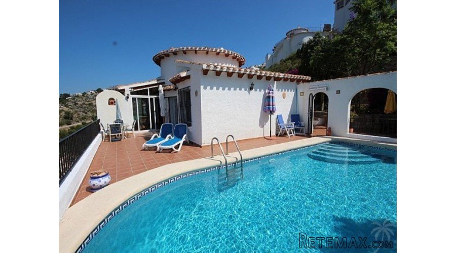 This charming and very bright villa is in excellent..