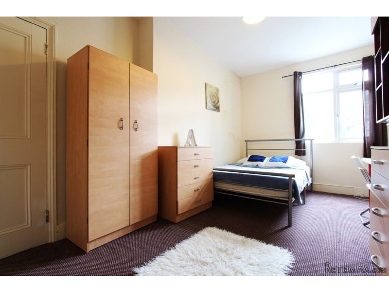 Single with double bed near Stratford..
