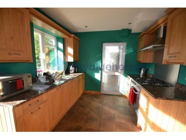 House - This is a FANTASTIC 3 bedroom.. - 2